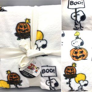 Peanuts Berkshire Halloween Throw Blanket VelvetSoft Snoopy Woodstock Pumpkin